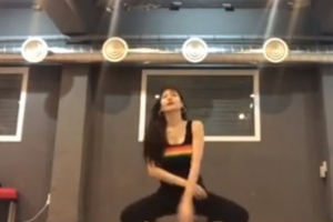 “여전한 섹시퀸” 현아, 쉬는 중에도 춤 연습 삼매경