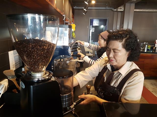 환갑을 넘은 나이에 ‘카페 서울숲’에 바리스타로 취업한 송숙자씨가 커피를 내리고 있다. 성동구 제공