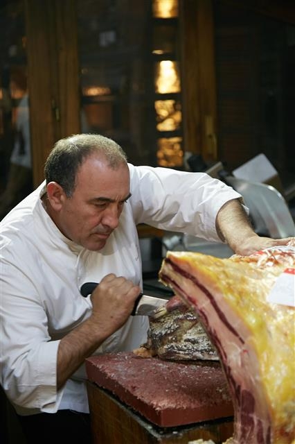 고르돈 셰프가 6개월 숙성한 고기를 손질하는 모습이다.