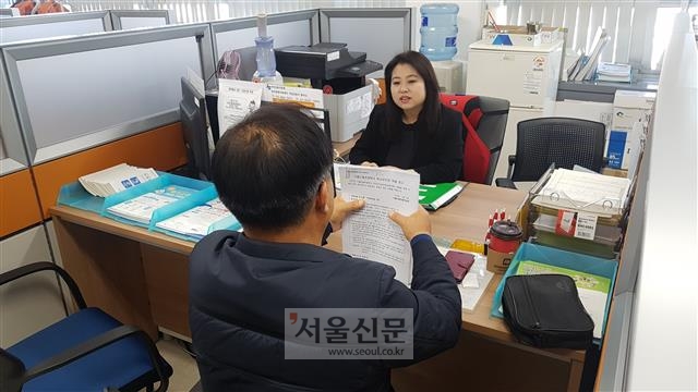 14일 서울 관악 서민금융통합지원센터에서 직업상담사가 구직자에게 취업 상담을 해 주고 있다. 경기 둔화로 40~50대 실업자가 급증하면서 서민금융통합지원센터에서 경비, 청소 등의 일자리를 찾는 취약계층이 늘어나고 있다.