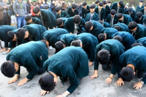 “재수는 없다, 수능 대박”…미세먼지도 못 막은 응원전