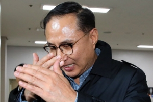[포토] 얼굴 가리며 법원 나서는 ‘MB조카’ 이동형