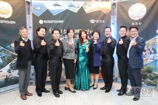 엄태준 시장이 이천아트홀에서 열린 일맥키스 오페라단‘뻔뻔(fun fun)한 클래식’공연후 출연진과 기념사진을 찍고 있다.   (이천시 제공)