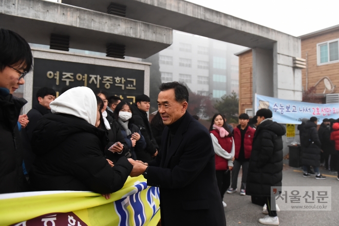 이항진 시장이 15일 수능시험이 치러지는 세종고등학교를 시작으로 세종중학교, 여주고등학교, 여주중학교를 차례로 돌며 수험생들을 격려하고 있다. (여주시 제공)
