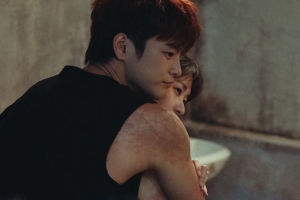 ‘일억개의 별’ 서인국-정소민, 서로의 화상 흉터 맞대고 ‘애틋 백허그’