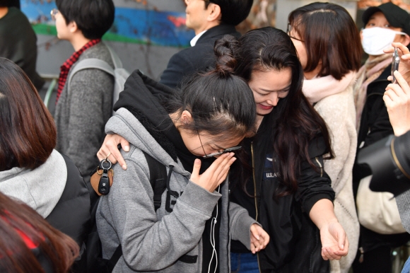 15일 서울 강남구 개포고등학교에서 수능을 마친 수험생들이 고사장을 빠져나오고 있다.2018.11.15  박지환 기자 popocar@seoul.co.kr