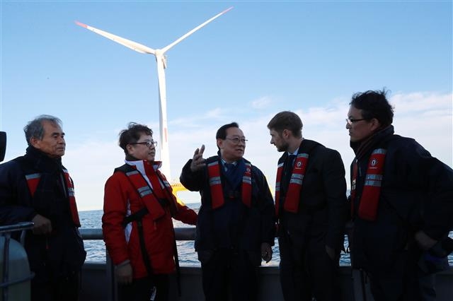 송 시장(가운데)이 스코틀랜드 에퀴노어사의 해상풍력발전소를 방문해 풍력발전소에 대해 이야기하고 있다. 울산시 제공