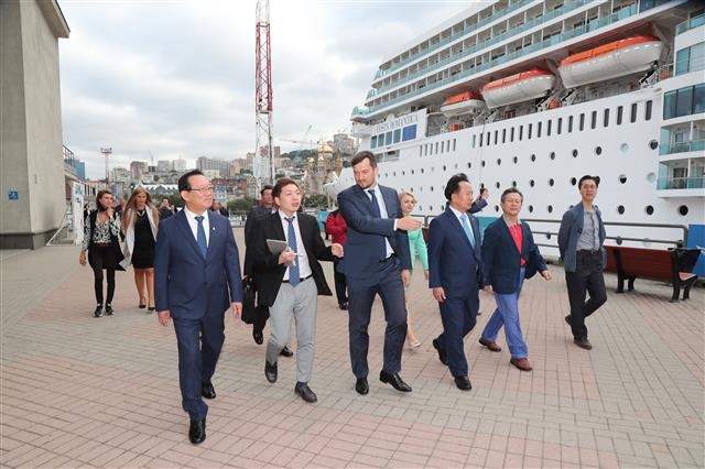 송철호(왼쪽) 울산시장을 비롯한 울산시 대표단이 지난 9월 13일 러시아 블라디보스토크시 크루즈 여객터미널을 둘러보고 있다. 울산시 제공