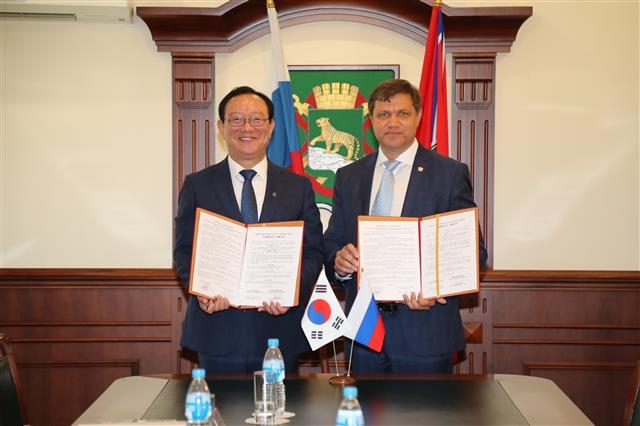 송 시장(왼쪽)이 지난 9월 13일 러시아 블라디보스토크 시청에서 우호협력도시 업무협약을 체결한 뒤 기념 촬영을 하고 있다.  울산시 제공