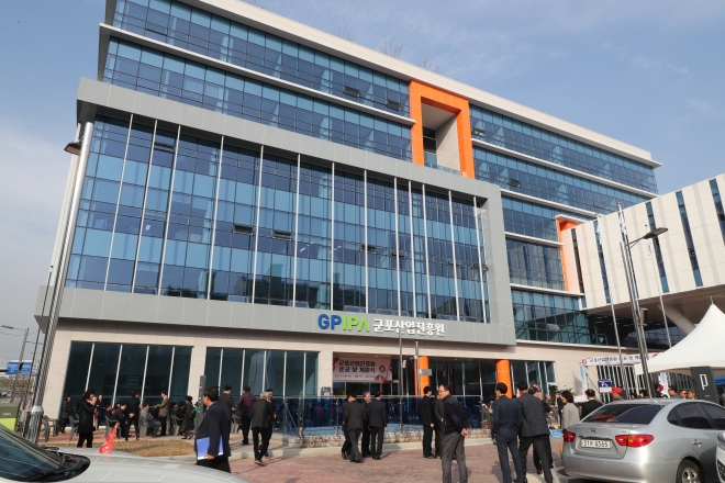 지역 중소기업을  지원할 군포산업진흥원이 15일 본격 개원했다. 2016년 공사를 시작한지 2년만에 준공했다. 군포시 제공