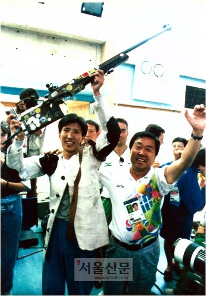 1992년 바르셀로나올림픽에서 금메달이 환정된 순간 소총을 들고 환호하는 이은철 선수.서울신문 DB