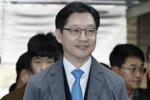 [포토] 미소 지으며 공판 출석하는 김경수 지사