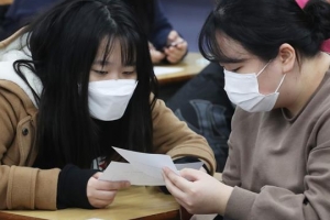 [포토] ‘넌 몇점이야?’ 가채점하는 수험생들