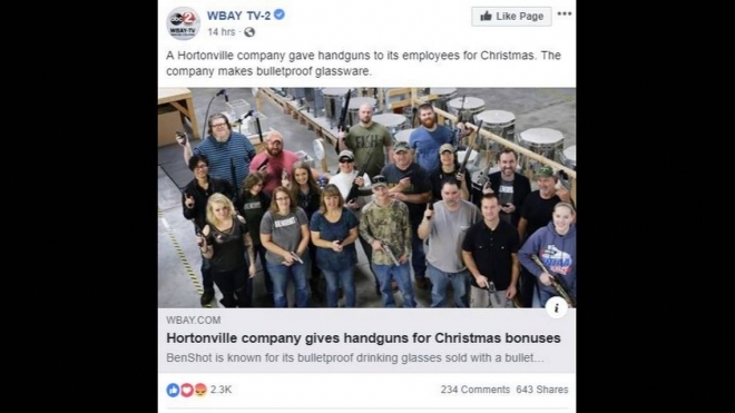 미국 강화유리컵 제조업체 벤샷 직원들이 크리스마스 보너스로 받은 개인 총기들을 든 채 기념사진을 찍고 있다. 미 WBAY TV 캡처