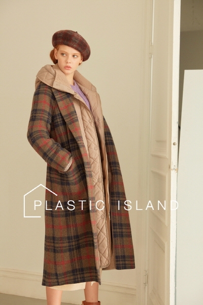 아이올리의 여성 패션 브랜드 플라스틱 아일랜드(PLASTIC ISLAND)의 ‘에브리 코트’ 시리즈가 어떤 프린트나 컬러에도 구애받지 않는 스타일리시함과 포근함으로 얼어붙은 소비 심리를 녹이는 겨울 스타일링 필수 아이템으로 떠오르고 있다.