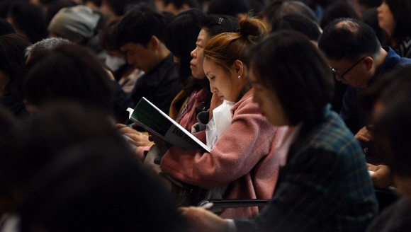 16일 서울 서대문구 이화여자대학교에서 열린 종로학원 입시설명회에 참석한 학부모들이 입시자료를 보고 있다. 2018.11.16 박지환기자 popocar@seoul.co.kr