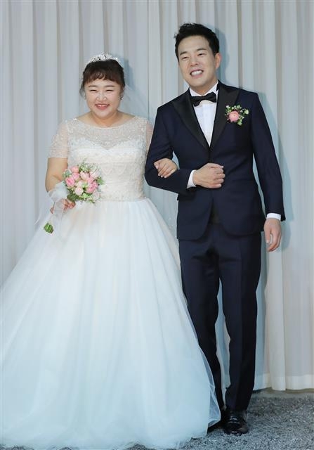 홍윤아·김민기 9년 열애 끝 결혼... ‘개그맨 부부 탄생’