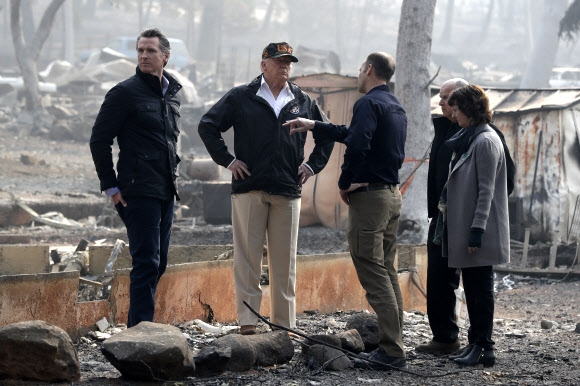 도널드 트럼프 미국 대통령이 17일(현지시간) 캘리포니아주 뷰트카운티 파라다이스 산불 피해현장을 방문했다. 지난 8일 시작된 캘리포니아 북부 산불로 지금까지 71명이 목숨을 잃고 1000여 명의 실종자가 발생한 것으로 집계됐다.  AP 연합뉴스