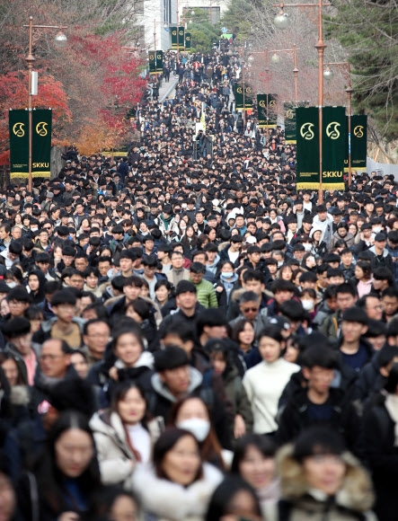 논술고사 마치고 학교 나서는 수험생들