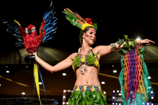 17일(현지시간) 콜롬비아 바예델카우카주 칼리에서 열린 ‘바이오패션 쇼’에서 모델들이 런웨이에서 자연 재료를 사용해 만든 의상을 선보이고 있다.<br>AFP 연합뉴스