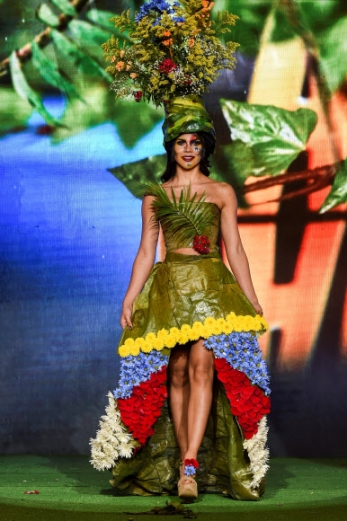 17일(현지시간) 콜롬비아 바예델카우카주 칼리에서 열린 ‘바이오패션 쇼’에서 모델들이 런웨이에서 자연 재료를 사용해 만든 의상을 선보이고 있다.<br>AFP 연합뉴스