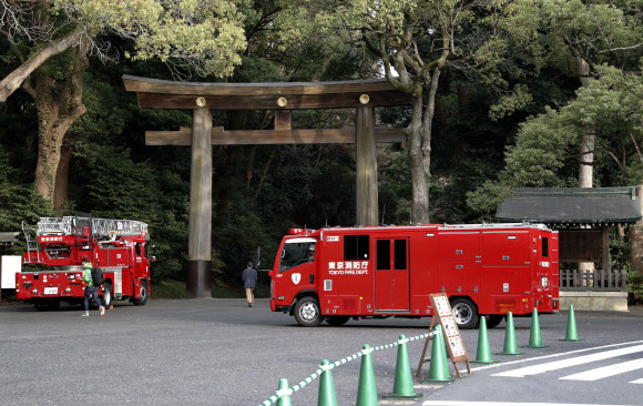 일본 메이지진구에 불…신사 앞의 소방차