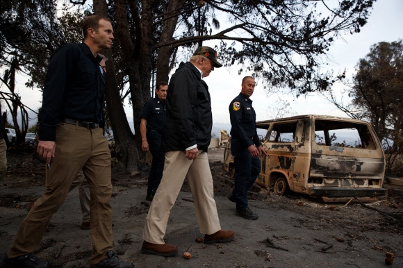 캘리포니아 산불 피해현장 찾은 트럼프 “너무 슬프다”