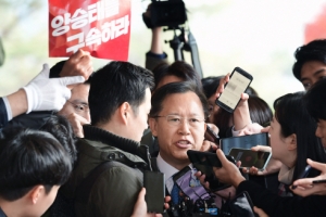 [서울포토] 피의자 신분으로 검찰 출석하는 박병대 전 대법관