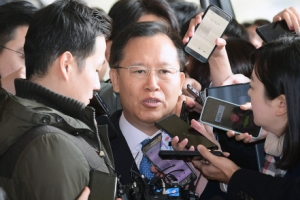 [서울포토] 검찰 출석하는 박병대 전 대법관