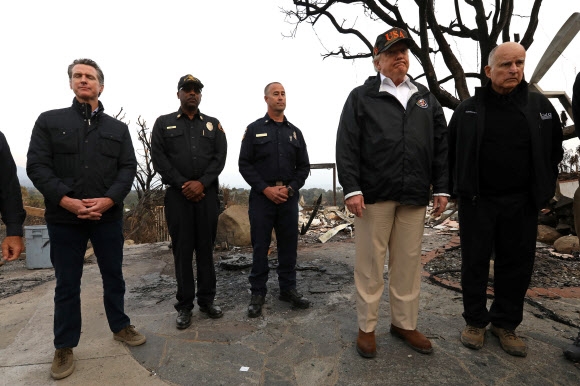 도널드 트럼프(오른쪽에서 두번째) 미국 대통령이 지난 17일(현지시간) 캘리포니아주에서 발화한 대형산불 피해지역을 방문해 기자회견을 열고 있다. 2018.11.17 로이터 연합뉴스