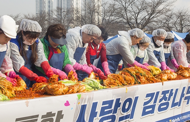 의왕시 자원봉사자 600여명이 19일 시청 앞 주차장에서 어려운 이웃을 돕기 위한 김장김치를 담그고 있다. 의왕시 제공