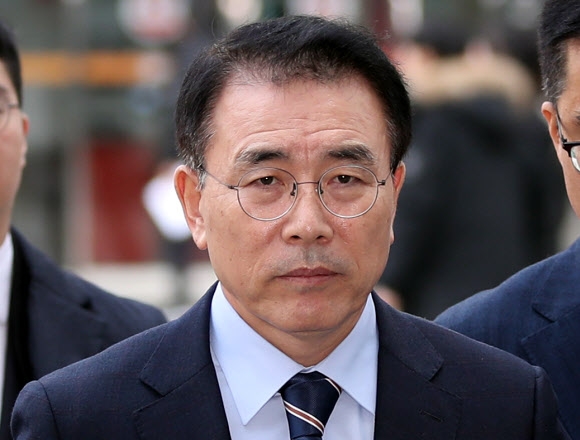 ‘신한은행 채용비리’ 조용병 회장, 굳은 표정으로 첫 재판 출석