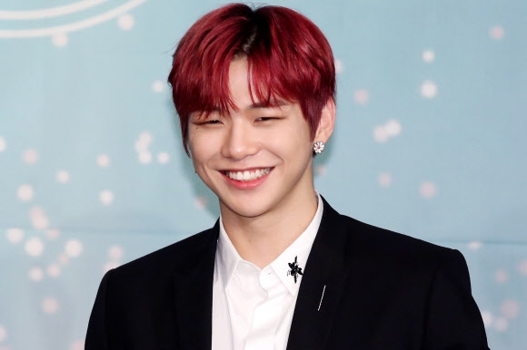 그룹 워너원 강다니엘이 19일 오후 서울 영등포구 콘래드 호텔에서 열린 첫 번째 정규앨범  ‘1¹¹=1(파워 오브 데스티니(POWER OF DESTINY))’ 발매기념 기자간담회에서 미소짓고 있다. 2018.11.19  연합뉴스