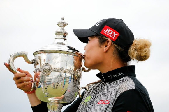 에리야 쭈타누깐이 19일 미국 플로리다주 네이플스에서 끝난 미국여자프로골프(LPGA) 투어 CME그룹 투어 챔피언십을 공동 5위로 마무리하며 올시즌 주요 기록 부문 전관왕을 달성한 뒤 ‘올해의 선수상’ 트로피에 입을 맞추고 있다.  네이플스 AFP 연합뉴