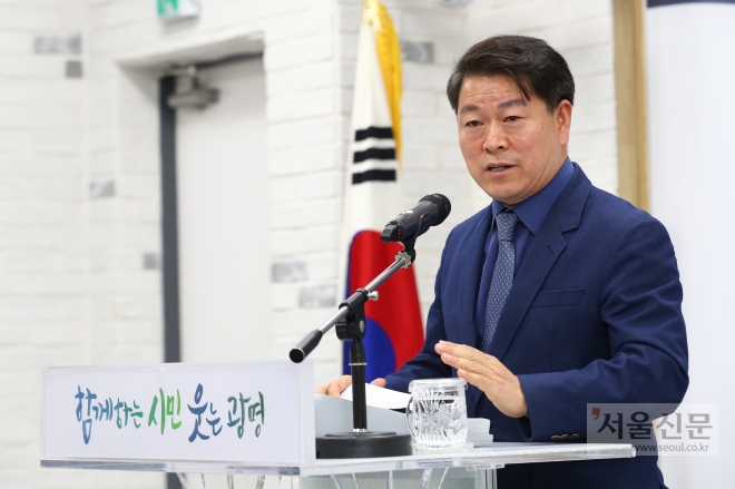 박승원 시장은 19일 중회의실에서 시민과 함께 새로운 미래의 광명을 만들어 가는 데 최우선으로 내년도 예산을 편성했다고 밝혔다. 광명시 제공