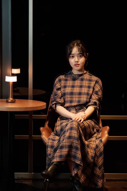 김향기는 자신에게 ‘천만 배우’ 타이틀을 안겨 준 영화 ‘신과 함께’ 시리즈가 여러모로 남다른 의미가 있다고 했다. “관객들에게 배우 김향기를 알린 소중한 작품이죠. 스스로 더 열심히 해야겠다는 마음을 다잡게 하는 계기가 됐어요. 관객 수도 중요하지만 앞으로도 관객들에게 여운을 남기는 작품에 참여하고 싶습니다.” CGV아트하우스 제공