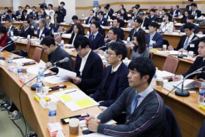 “사법부 신뢰 찾자” “정치인이냐”… 53대43으로 탄핵촉구안 의결