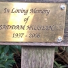 런던 공원 벤치에 “사담 후세인을 사랑스럽게 추모하며” 명패