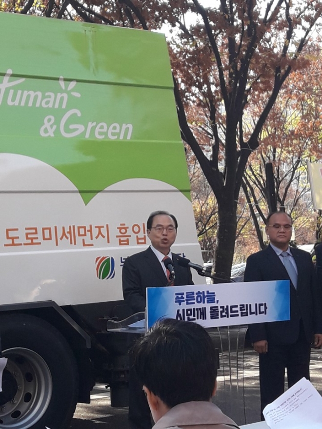 오거돈 부산시장은 20일 오후 시청 후문 주차장에서 기자회견을 열고 미세먼지 저감을 위한 종합대책을 발표했다.  시가 마련한 종합대책은 초미세먼지 배출량 줄이기, 미세먼지 제로존 만들기,대중교통 실내 공기질 개선,지하도상가 공기 개선, 고농도 미세먼지 발생 시 재난에 준한 대응,꼼꼼한 대기질 관리와 신속한 전파로 시민건강 보호 등 6대 전략 17개 과제로 구성돼 있다 