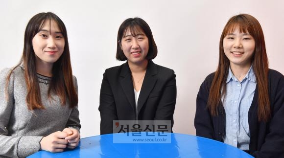 20일 서울 중구 서울신문사 편집국 스튜디오에서 특성화고 출신 공무원인 한주원(왼쪽부터), 박수정, 이회림씨가 기념촬영을 하고 있다. 이들은 사실상 고등학교 3학년 때 지원 기회가 한 번밖에 없는 ‘지역인재 9급 수습직원’ 전형으로 공직에 입문했다. 박지환 기자 popocar@seoul.co.kr