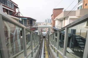 가파른 해방촌 108계단… 승강기로 1분 만에 올라요