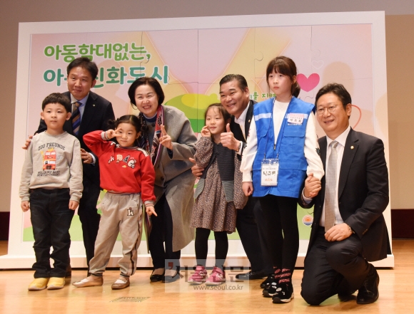김수영(뒷줄 왼쪽 두 번째) 양천구청장이 지난 19일 열린 ‘아동학대 예방의 날’ 기념행사에서 아이들과 함께 ‘퍼즐 맞추기’를 한 뒤 기념촬영을 하고 있다.  최해국 선임기자 seaworld@seoul.co.kr