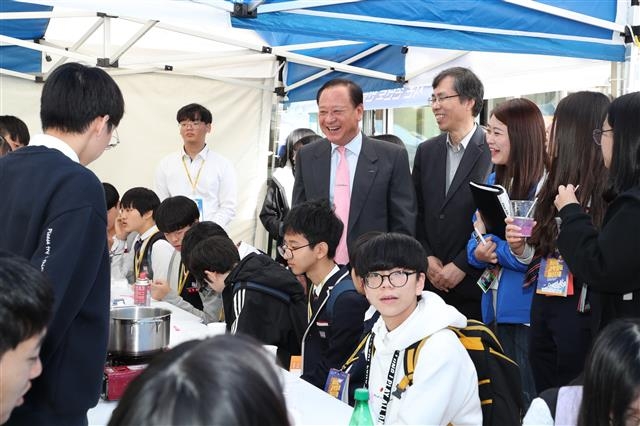 유 구청장(가운데)이 지난 9월 구가 주최한 청소년과학창의 페스티벌에서 참가 학생들을 만나 격려하며 활짝 웃고 있다.  마포구 제공