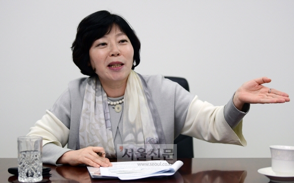 이희숙 한국소비자원장이 20일 서울 송파구 문정동 소비자원 서울지원에서 서울신문과 인터뷰를 갖고 소비자 권익 보호와 안전한 소비생활을 위한 기관 운영 방향을 설명하고 있다. 지난 6월 취임한 이 원장은 1995년부터 충북대 소비자학과 교수로 재직하면서 한국소비자학회장, 한국소비자정책교육학회장, 공정거래위원회 표시광고심사자문위원장 등을 지냈다.  이종원 선임기자 jongwon@seoul.co.kr