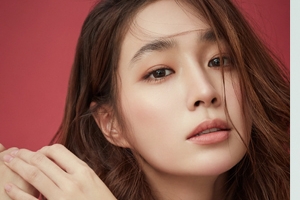 이민정, 성숙美 돋보이는 화보 공개 ‘우아함의 정수’