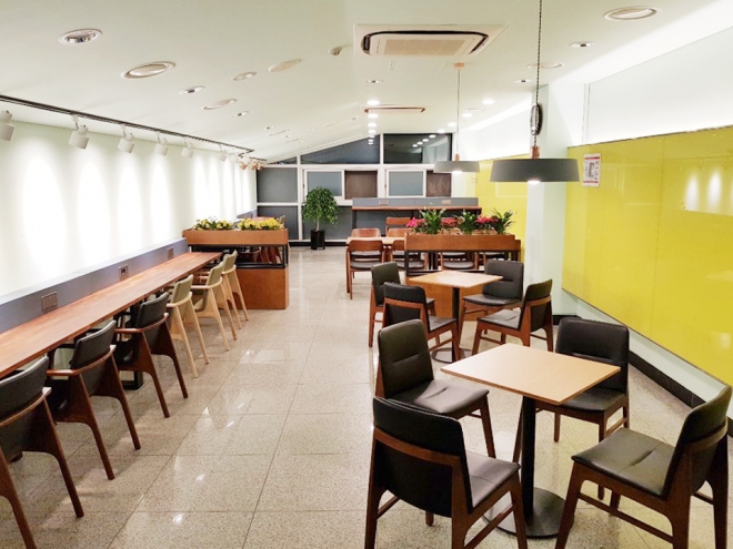 중앙도서관 3층 ‘The Hue’ 독서 카페는 벽면에 독서용 원목 장의자를 설치했다.