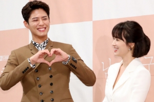 [포토] 송혜교-박보검, ‘심쿵 하트’ 설레는 투샷