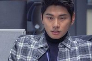 ‘붉은 달 푸른 해’ 이이경, 사건 해결 위해 몰두 ‘날카로운 눈빛’