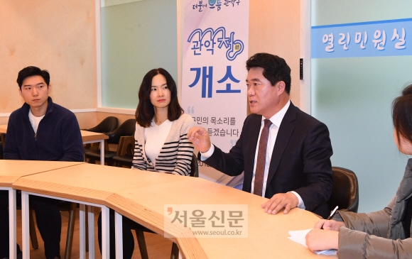 21일 오전 서울 관악구청 1층 로비에 개방형 구청장실 ‘관악청’을 연 박준희(오른쪽) 구청장이 관악청을 찾은 구민들에게 구정 운영 방향과 포부를 설명하고 있다.  최해국 선임기자seaworld@seoul.co.kr