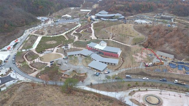 하늘에서 바라본 군위군 의흥면 이지리 산107 일원 72만 2000여㎡에 조성된 ‘삼국유사 가온누리’ 전경.  군위군 제공
